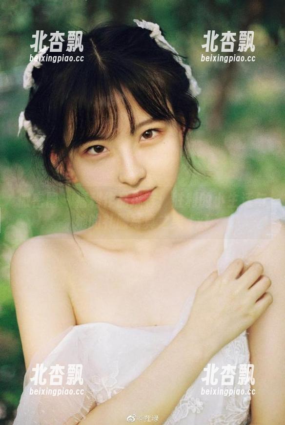 微密圈 - 福利作品推荐：胜利的小生活与她的礼服写真之美.txt