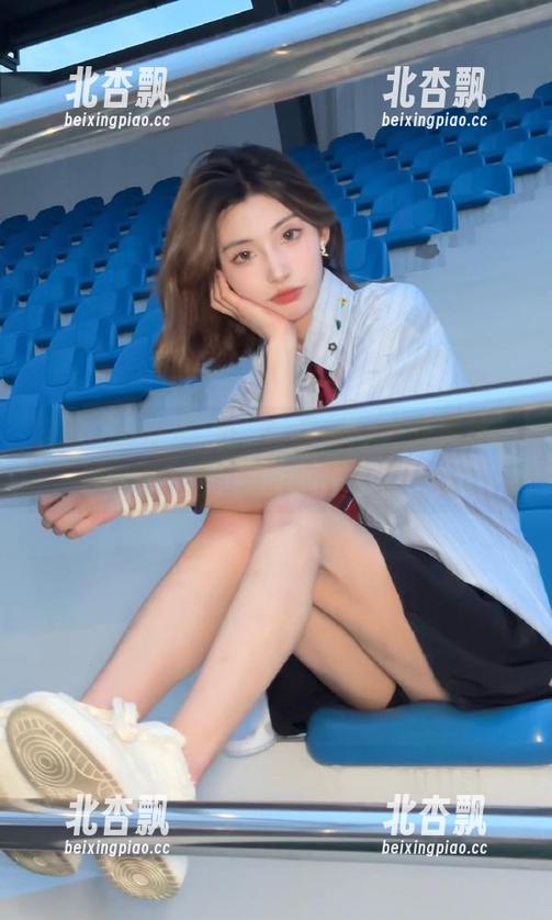 花漾show - 玥儿玥er最新JK写真照片，捕捉那个梦幻般的校园岁月！.txt