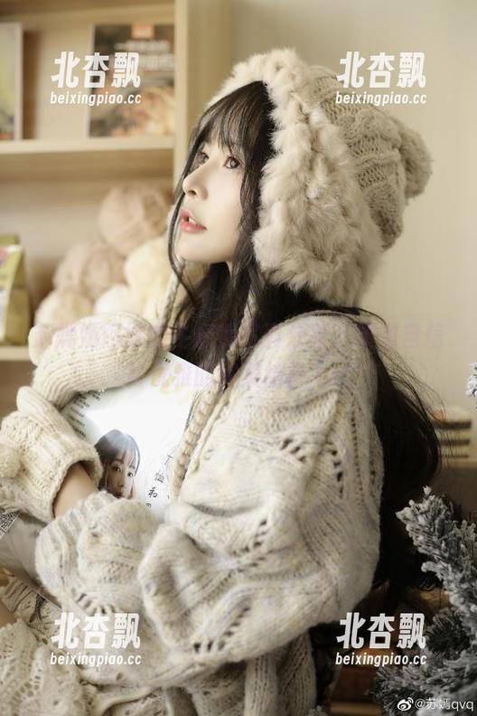 苏嫣嫣阿姨的牛仔裤写真分享，展现自信与优雅的完美结合.txt