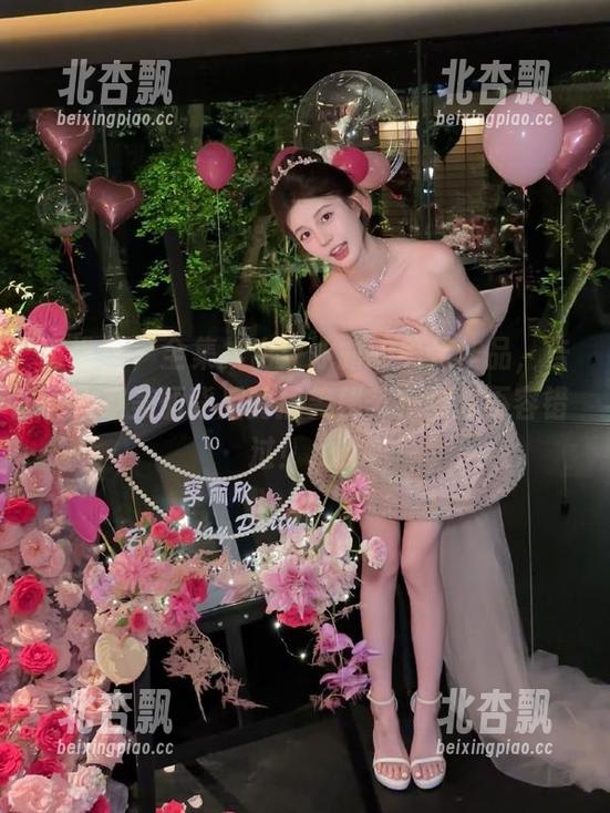 蜜桃社 - 全集推出：冰露的美足作品，告诉大家美丽背后的搞笑秘辛，绝对不容错过！.txt