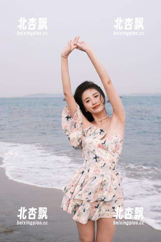 蜜桃社 - 精彩不断：杏子的白色写真福利，带你领略梦幻般的视觉盛宴！.txt