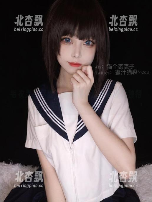 毛衣灵感尽显，快来观看蜜汁猫裘的独特写真作品！.txt