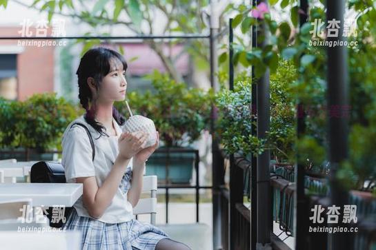 看西呱呀呀呀如何用t恤黑丝撩动无圣光原图，将性感与甜美完美融合！.txt