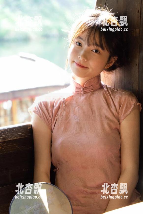 觅芙少女 - 薇薇带来的新美图：夏日初恋感小白裙，更新你的夏日时尚灵感！.txt