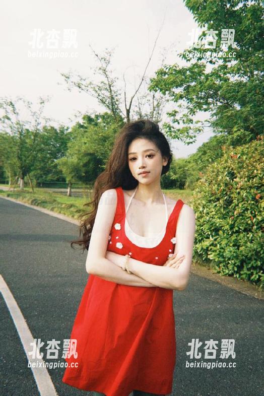 语画界 - 与cherry绯月樱一起感受甜心的魅力：写真精品合集，甜蜜从心开始.txt