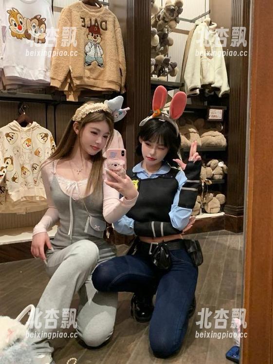 语画界 - 揭晓允儿Claire的私密美脚福利，看看这些写真作品如何撩动你的心弦！.txt