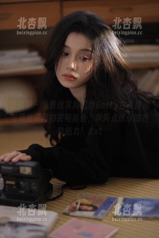 语画界 - 免费欣赏周思乔Betty古典旗袍与黑丝美图的完美结合，瞬间点燃你的古典魅力！.txt