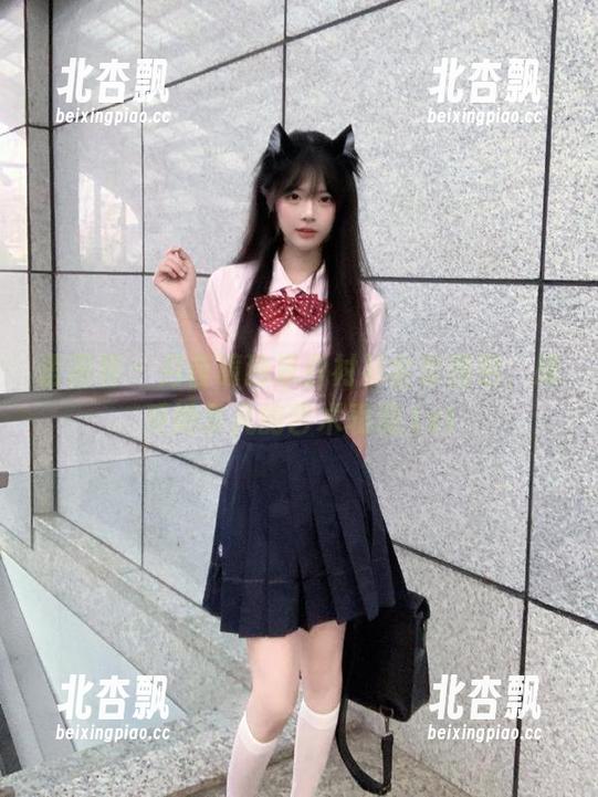 语画界 - 月音瞳独家白衬衫全套图包，感受她非凡的艺术表现.txt