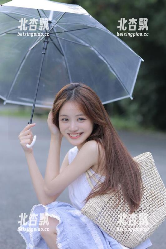 语画界 - 办公室里的李丽莎：套图分享展现了平凡生活中的不平凡.txt