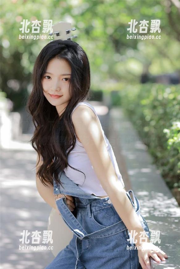 语画界 - 下载沐若昕的华丽秘书图包，沉浸在她独特的摄影美学与创作中.txt