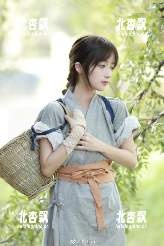 语画界 - 玥儿玥er携手女友，精彩图包更新，捕捉瞬间美丽.txt