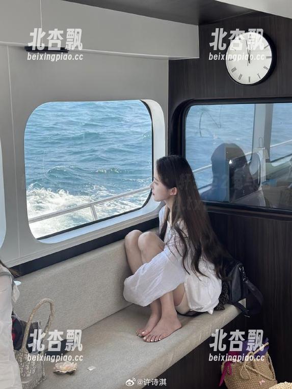微密圈 - 高清写真欣赏：轩子巨2兔与酒红色的迷离交融.txt