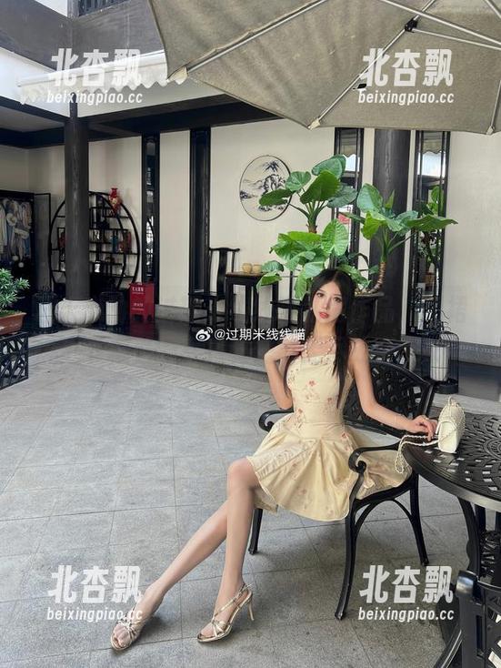 让人心动的过期米线线喵私房作品，短裙之下藏着的女孩秘密与无尽故事.txt