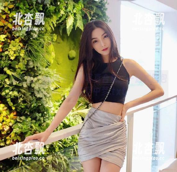 微密圈 - 陈佩奇空姐写真合集：一站式图包体验你的空中梦.txt