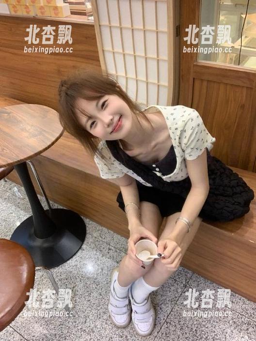 微密圈 - 福利享不停！陈佩奇“红丝，喜欢么”的原图让你心动不已！.txt