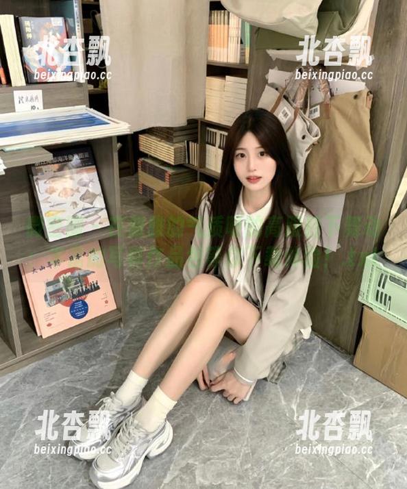 微密圈 - 在雅雅的气质呀的高跟鞋下舞动：丰富的写真作品包等你下载体验！.txt