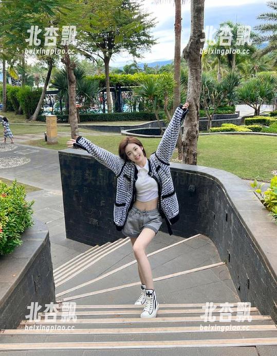 青丘女神 - 少华的黑丝小脚丫写真合集：让每一个镜头都承载那份独特的幽默感.txt