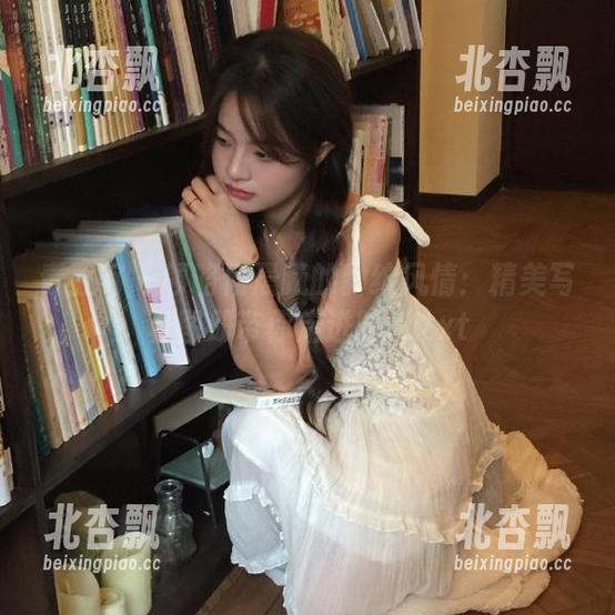 青豆客 - 领略何晨曦的豹纹风情：精美写真图册带你走进时尚.txt