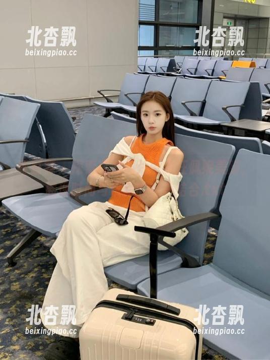青豆客 - 探索高清照片中的汪佩妮美脚，展现时尚与优雅的完美结合.txt