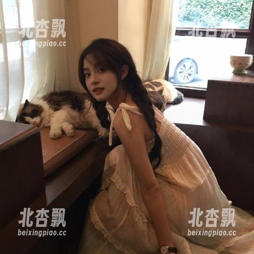 青豆客 - 看王婉悠如何演绎连体衣：图集资源超乎你想象的时尚探索！.txt