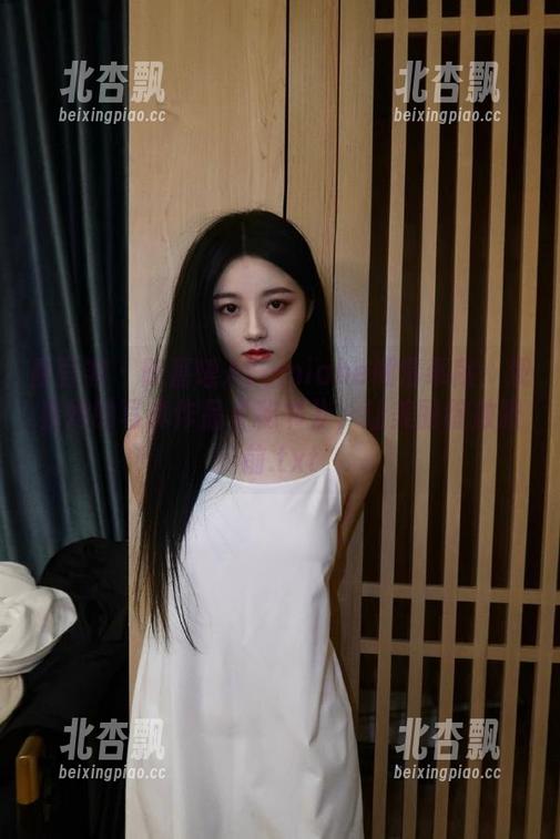 青豆客 - 陈嘉瑶AYomiabe倾情奉献：观看她的写真作品《秘书》，让美丽绽放眼前.txt