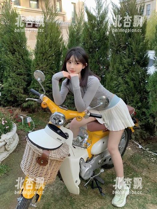 青豆客 - 原图解析：揭示颖莹儿YY长腿写真中每个细节的迷人之处.txt