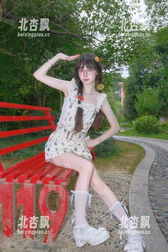 魅妍社 - 跟随琳琳ailin女孩的光影旅程：高清图片下载让你的心灵得到释放.txt