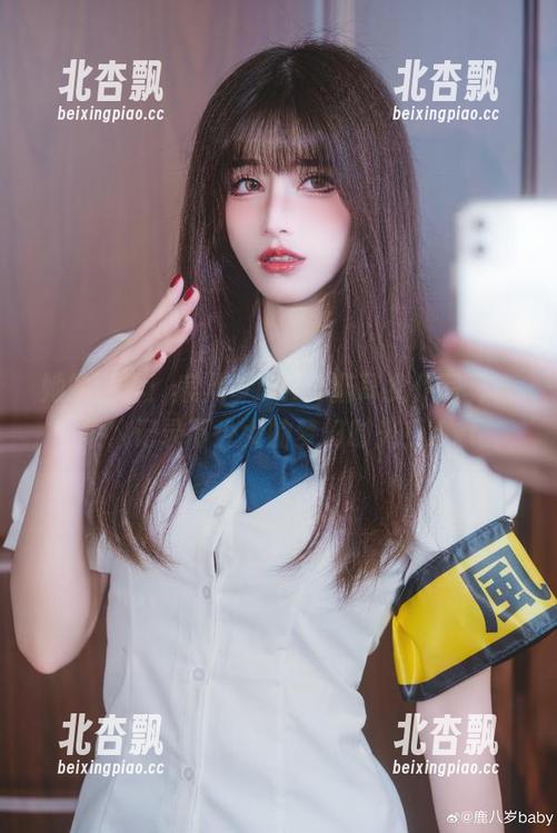 她的世界：鹿八岁baby猫耳女仆写真合集，记录下少女的梦幻时光！.txt